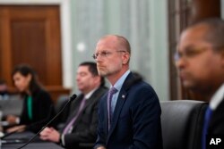 资料照：美国联邦通讯委员会委员布伦丹·卡尔（Brendan Carr）出席国会的一个听证会。（2020年6月24日）