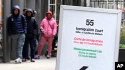 Petunjuk tiga bahasa mengarahkan orang di gedung pengadilan imigrasi Chicago pada 12 November 2024. Pada 28 Februari 2025, Gedung Putih mengumumkan Trump akan menetapkan bahasa Inggris sebagai bahasa resmi AS. (Foto: AP)