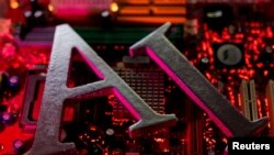 资料照片：代表“人工智能”一词英语缩写的字母“AI”以及计算机主板的图示。