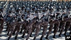 North Korea File- ၂၀၁၈ ခုနှစ် စက်တင်ဘာ ၉ ရက်၊ မြောက်ကိုရီးယားနိုင်ငံ ပြုံယမ်းတွင် နှစ် ၇၀ ပြည့် အထိမ်းအမှတ် စစ်ရေးပြ ချီတက်ပွဲ၌ စစ်သားများ ချီတက်ခဲ့ကြသည်။ (ဓာတ်ပုံ - Ng Han Guan၊ File)