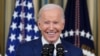 Foto Achiv: Prezidan Joe Biden Souri pandan lap pale nan Sal a Manje Ofisyel Lamezonblanch la, 9 Nov. 2022.
