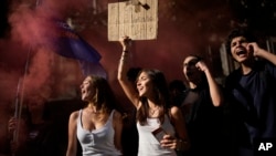 Demonstranti viču tokom protesta u Marseju, južna Francuska, 18. oktobar 2022. (Foto: ARHIVA)