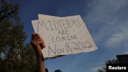 Demonstranti drže natpis "Kongresni izbori dolaze 8. novembra 2022", na protestu za očuvanje prava na abortus u Masačusetsu
