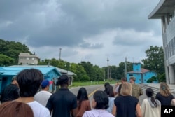 지난 18일 판문점 공동경비구역(JSA)에서 미군 트래비스 킹 이병의 월북 장면을 지켜본 뉴질랜드 관광객 새라 레슬리 씨가 제공한 사진. 왼쪽 검은색 모자를 쓴 사람이 월북 직전 킹 이병이다.