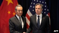 Menteri Luar Negeri AS Antony Blinken bersalaman dengan Menteri Luar Negeri China Wang Yi dalam pertemuan di Jakarta, 13 Juli 2023. (Foto: Dita Alangkara/Pool/AFP)