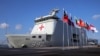 KRI Radjiman Wedyodiningrat berada di Dermaga Batu Ampar, Batam pada Rabu (20/9) bersiap untuk bertolak menuju Sabang Mawang dalam rangkaian ASEX-01N. (VOA/Indra Yoga)
