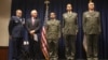 Ambasador SAD pozira za fotografiu sa pripadnicima Vojske Srbije tokom svečane dodele američkih vojnih medalja JSAM, u američkoj ambasadi u Beogradu, 17. aprila 2024. (Foto: FoNet)