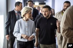 Ursula fon der Lajen, predsednica Evropske komisije, levo, korača sa ukrajinskim predsednikom Volodimirom Zelenskim na Samitu o miru u Ukrajini, u letovalištu Burgenštok, Švajcarska, 16. juna 2024. (Michael Buholzer/Keistone preko AP)