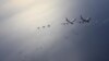 미 공군 소속 B-52 폭격기 1대와 KC-135 공중급유기 1대가 일본 항공자위대 소속 F-2 전투기 4대와 비행훈련을 했다. 사진 = 주일미군 제공.