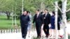 2019년 6월 21일 김정은 북한 국무위원장이 평양을 방문한 시진핑 중국 국가주석과 함께 산책을 하고있다.