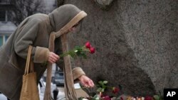 Žena odaje poštu Alekseju Navalnom na mestu gde je otvoren prvi zatvor iz sistema gulaga u Sankt Petersburgu u Rusiji, 21. februara 2024. 