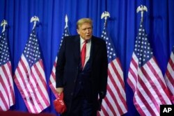ARHIVA - Potencijalni republikanski predsednički kandidat i bivši predsednik Donald Tramp prisustvuje skupu u okviru kampanje u Voterford Taunšipu, u Mičigenu, 17. februara 2024. (Foto: AP/Paul Sancya)