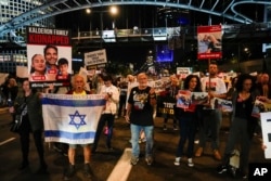 Anggota leluarga dan teman-teman dari sekitar 240 sandera yang disandera oleh Hamas di Gaza mendesak Perdana Menteri Israel Benjamin Netanyahu agar segera membawa mereka pulang, selama aksi demonstrasi di Tel Aviv, Israel, 21 November 2023.