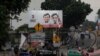 Masyarakat berjalan melewati baliho Menteri Pertahanan dan calon Presiden Prabowo Subianto dan pasangannya Gibran Rakabuming Raka di Jakarta, 12 Januari 2024. (Foto: REUTERS/Willy Kurniawan)