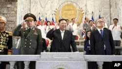 지난 7월 평양에서 열린 한국전 정전 70주년 열병식에서 김정은 북한 국무위원장이 세르게이 쇼이구 러시아 국방장관, 리훙중 중국 전인대 상임 부위원장과 함께 나란히 주석단에 앉았다.