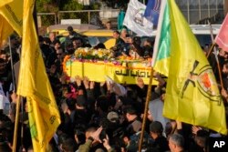 Borci Narodnih mobilizacionih snaga nose sanduk sa telom Visama Muhameda al-Saedija, komandanta pravaojne grupe Katiab Hezbolah, koji je ubijen u udaru američke bespilotne letelice, u Bagdadu, 8. februara 2024.