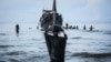 Seorang pengungsi Rohingya yang baru tiba berjalan ke pantai setelah masyarakat setempat memutuskan untuk mengizinkan mereka sementara mendarat untuk mendapatkan air dan makanan di Ulee Madon, Aceh, 16 November 2023.