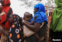 Pengungsi Ethiopia antre bantuan makanan di kamp Higlo bagi para pengungsi yang terdampak kekeringan, di kota Gode, Somalia, Ethiopia, 26 April 2022. (REUTERS/Tiksa Negeri)