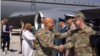 Komandant Nacionalne garde Ohaja general-major Džon Haris rukuje se sa predstavnicima delegacije Vojske Srbije, nakon sletanja vojne delegacije SAD na aerodrom u Batajnici, Beograd, 6. septembra 2023. (Foto: Ambasada SAD na Ex-u)
