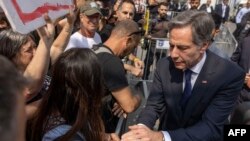 Američki državni sekretar Entoni Blinken sa porodicama talaca otetih u smrtonosnom napadu Hamasa 7. oktobra 2023, ispred hotela u Tel Avivu 1. maja 2024. 