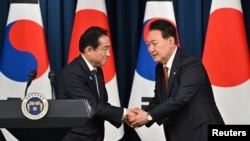 资料照：日本首相岸田文雄和韩国总统尹锡悦在首尔会晤后举行联合记者会。（2023年5月7日）