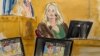 ນາງ ສຕອມມີ ເດນຽລສ໌ (Stormy Daniels) ຂຶ້ນໃຫ້ການເປັນພະຍານ ໃນຂະນະທີ່ພາບໂປຣໂມດ ສຳລັບລາຍການນຶ່ງຂອງນາງ ທີ່ມີຮູບຂອງອະດີດປະທານາທິບໍດີສະຫະລັດ ທ່ານ ດໍໂນລ ທຣຳ ປາກົດຢູ່ເທິງໜ້າຈໍ ໃນສານອາຍາ ແມນຮັດຕັນ, ນະຄອນ ນິວຢອກ, ວັນທີ 9 ພຶດສະພາ 2024.