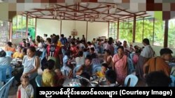 စစ်ကိုင်းတိုင်း၊ ယင်းမာပင်ခရိုင်၊ ဆားလင်းကြီးမြို့နယ်ထဲက စစ်ဘေးရှောင်ပြည်သူများ အာဟာရဒါနသုံးဆောင်နေကြစဉ် (ဇွန် ၁၅၊ ၂၀၂၃)