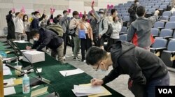 数以百计出席2月25日中大校友评议会周年大会的校友，不满会议突然被腰斩，联署要求召开特别会员大会检讨章则 (美国之音/汤惠芸)