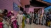 Sejumlah warga tampak mengantre untuk menggunakan hak pilih mereka dalam pemilu India di salah satu tempat pemungutan suara di pinggiran Kota Srinagar, wilayah Kashmir yang diperintah India, pada 13 Mei 2024. (Foto: AP/Mukhtar Khan)
