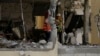 Radnici utvrđuju štetu na stambenoj zgradi oštećenoj u raketnoj vatri iz Pojasa Gaze, u Rehovotu, Izrael, 12. maja 2023.