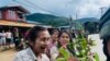 ၁၀၂၇ စစ်ဆင်ရေးအပိုင်း (၂) ရက် (၃၀) ပြည့်မှာ မိုးကုတ်မြို့ကိုသိမ်းပိုက်လိုက်တဲ့ တအာင်းတပ်မတော် TNLA တပ်ဖွဲ့ဝင်တွေကို ဒေသခံပြည်သူတွေက ကြိုဆိုနှုတ်ဆက်တဲ့မြင်ကွင်း။ (ဇူလိုင် ၂၄၊ ၂၀၂၄/ဓာတ်ပုံ-PSLF/TNLA)