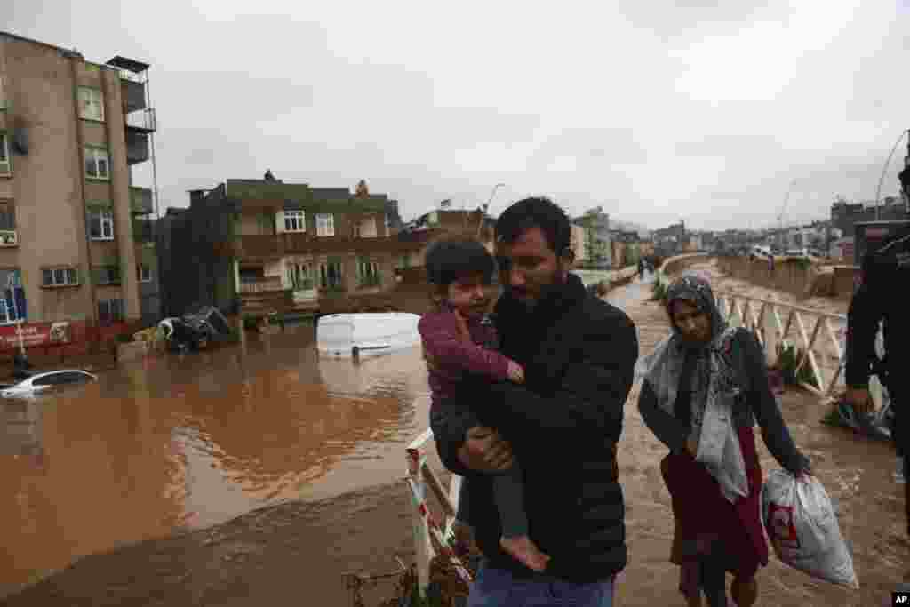 حکام نے بارش کے بعد پیدا ہونے والی صورتِ حال کے سبب کم از کم 14 افراد کی ہلاکت کی تصدیق کی ہے۔