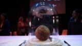 Bakso yang dibuat dengan kode genetik dari mammoth terlihat di museum sains Nemo di Amsterdam, 28 Maret 2023 (dok: AP/Mike Corder)