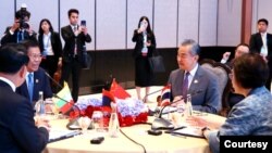 ထိုင်းနိုင်ငံမှာ ကျင်းပတဲ့ လန်ချန်း-မဲခေါင် ပူးပေါင်းဆောင်ရွက်ရေး အစည်းအဝေး ဘေးပန်းမှာ တရုတ်နိုင်ငံခြားရေးဝန်ကြီး ဝမ်ယိ ဟာ လာအို၊ ထိုင်းနဲ့ မြန်မာ စစ်ကောင်စီ နိုင်ငံခြားရေးဝန်ကြီးတွေနဲ့ အလွတ်သဘော တွေ့ဆုံခဲ့။ ချင်းမိုင်မြို့၊ ဩဂုတ်လ ၁၆ ရက်၊ ၂၀၂၄ ခုနှစ်။