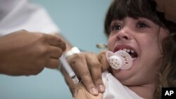 FILE - Seorang anak divaksinasi campak di Rio de Janeiro, Brazil, 6 Agustus 2018. (AP/Leo Correa)