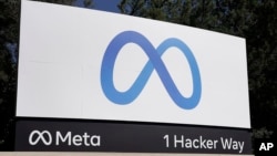 Arhiva- Logo Fejsbukove Mete ispred sedišta kompanije u Menlo Parku, Kalifornija.