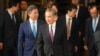 Menteri Luar Negeri China (tengah) tiba di lokasi simposium diplomatik di Wisma Diaoyutai di Beijing, 24 Oktober 2023. Wang tiba di Washington, AS, pada Kamis, 26 Oktober 2023, untuk pertemuan bilateral dengan para pejabat AS. (Foto: Ken Ishii / POOL / AFP)