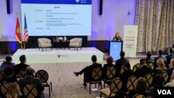 Ambasadorka SAD u Crnoj Gori Džudi Rajzing Rajnke na konferenciji "Otvoreno sa premijerom" u organizaciji Privredne komore SAD u Crnoj Gori.