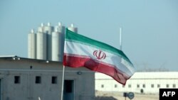 FILE - Bendera Iran di PLTN Bushehr Iran, 10 November 2019. (ATTA KENARE / AFP)