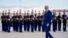 Predsednik Džo Bajden hoda pored francuske počasne garde na aerodromu Orli južno od Pariza, 5. januara 2024. 