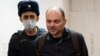 ARHIVA - Opozicioni aktivista Vladimir Kara-Murza stiže na sud u Moskvi u pratnji ruskih policijaca, 8. februara 2023. (Foto: AP)