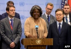 토머스-그린필드 유엔주재 미국대사가 17일 뉴욕 유엔본부에서 북한 인권 관련 안보리 공개회의가 끝난 후 열린 기자회견에서 발언하고 있다.