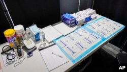 ARHIVA - Testovi za kovid (Foto: AP/Mary Altaffer)
