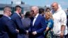 Presiden AS Joe Biden (tengah) dan ibu negara Jill Biden )kedua dari kanan) tiba di Bandara Internasional Harrisburg di Harrisburg, Pennsylvania, pada 7 Juli 2024 untuk memulai kampanye di negara bagian tersebut. (Foto: AP?Manuel Balce Ceneta)