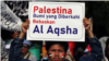 Peserta unjuk rasa "Bela Palestina" di depan Monas, Jakarta pada Jumat (13/10). (Foto: Indra Yoga/VOA)
