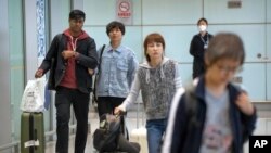 资料照：旅客抵达北京国际机场。（2023年4月26日）