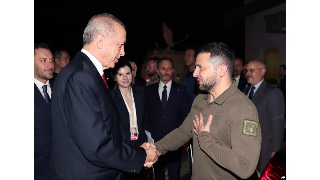 Turkish President Recep Tayyip Erdogan, left, shakes hands with Ukrainian President Volodymyr Zelenskyy at the end of their meeting in Istanbul, July 8, 2023. (Turkish Presidency via AP)