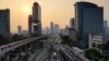 Suasana jalan protokol di Jakarta pada jam-jam sibuk, 29 Agustus 2023. Bank Pembangunan Asia (ADB) mengatakan masalah hilangnya lapangan kerja pada masa pandemi dan tren relokasi bisnis bisa hambat upaya Indonesia mencapai target pertumbuhan 6% pada 2045. (Foto: Bay Ismoyo/AFP)