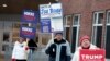 Sejumlah pendukung calon presiden AS berkumpul di luar sebuah tempat pemungutan suara dalam pemilihan pendahuluan di Windham, New Hampshire, 23 Januari 2024. (Foto: Michael Dwyer/AP Photo)