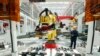 中国工人在浙江省湖州的三一集团工厂的生产线上工作。（2023年4月27日）